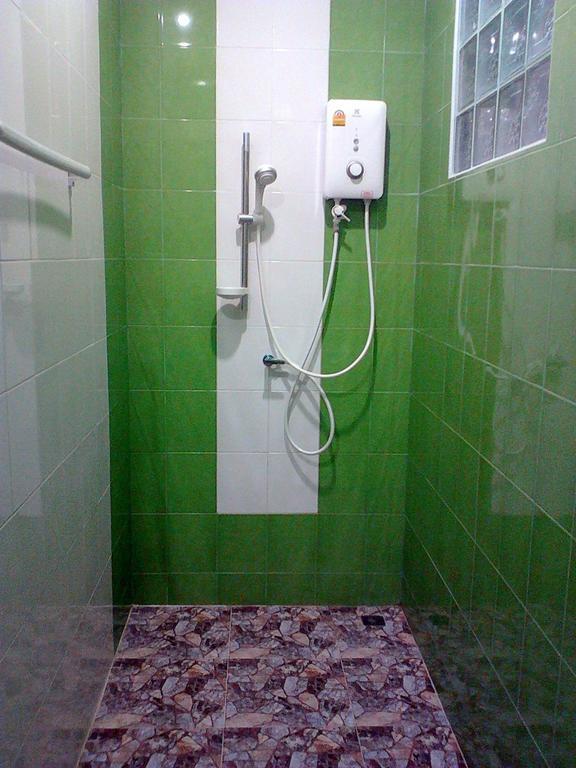Baan Benjathip Hostel Amphawa Room photo